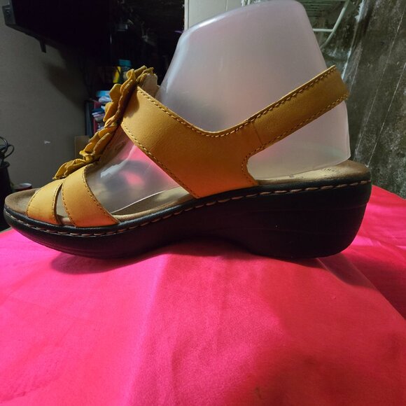 Shoes - Picture 3 of 7